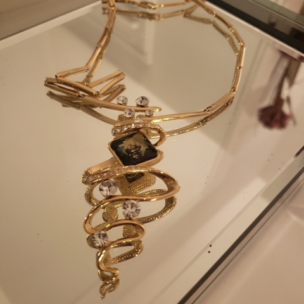 ๐NWOT Vintage Glam Gold Pendant Style Necklace ๐ - Picture 6 of 6